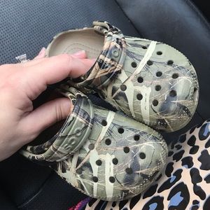 TODDLER BOY CAMO CROCS!